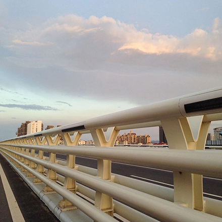 怎样防腐处置惩罚公路护栏外貌？？？？